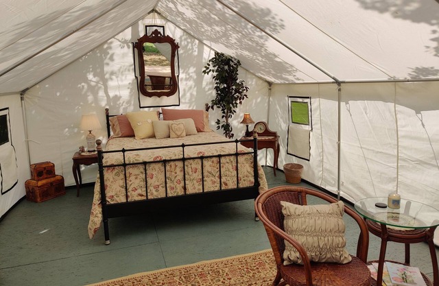 Victorian Dream, glamping by the river, 2 miles from Quinn's Hot Springs Resort.