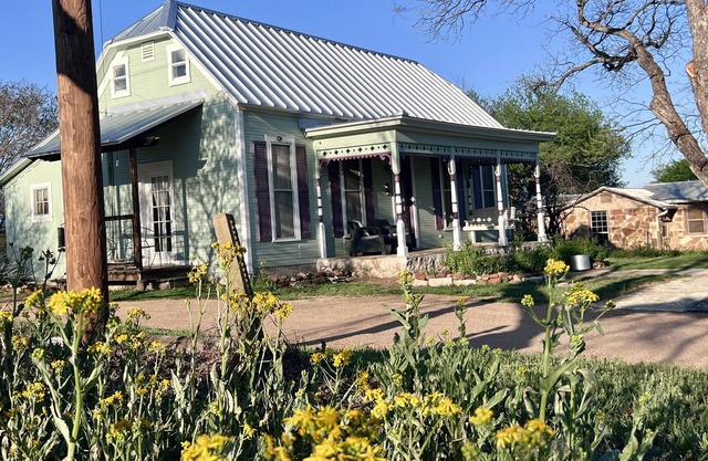 Victorian gem in the TX Hill Country! Small-town charm, wineries ,& wildflowers