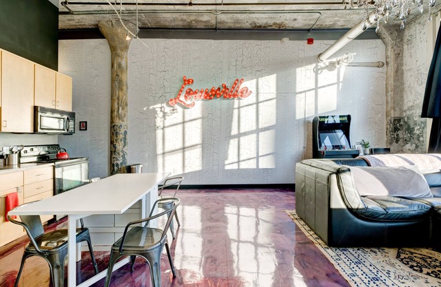 ★ Victorian Louisville ★ 1000 sqft Glassworks Loft