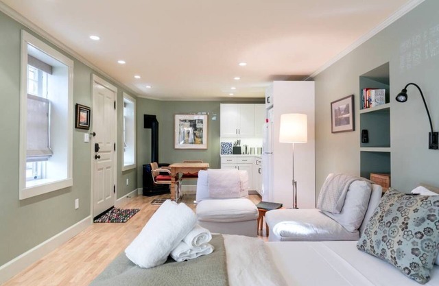 Victorianisches Painted Lady Studio, ein Block von Height & Ashbury entfernt.