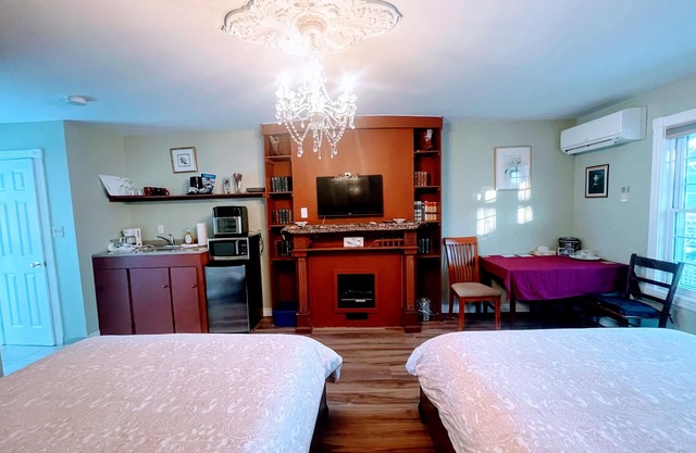 Victorian Room - Patio, Patio, Downtown