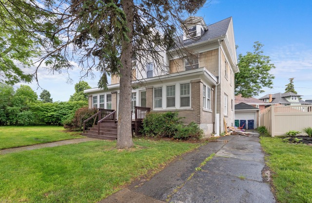 Victorian Spacious 4-bedroom mansion in University Heights across UB with WiFi