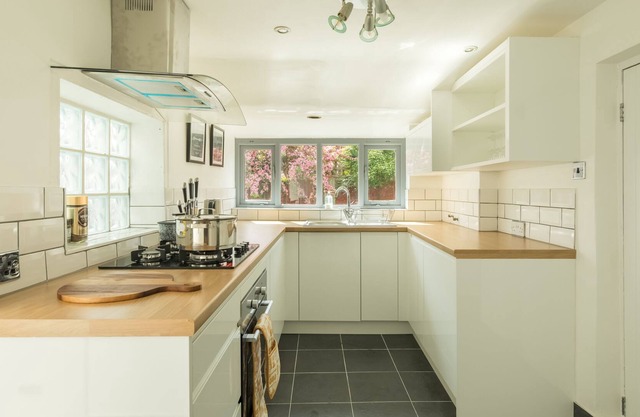 Victorian Terrace House on London Road! Town centre 5 min walk from the station!