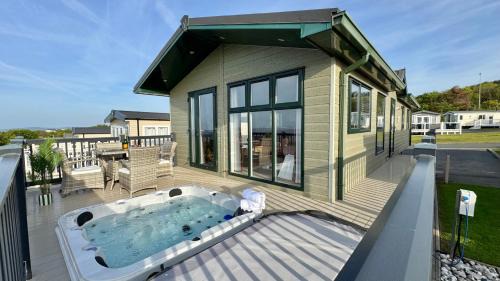 Victory Lodge with Hot Tub - 2 Bedroom - Sleeps 6 - Bron-Y-Wendon Holiday Park