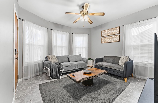 Vida Comfy Inn Modern 3BR- 8 mins to downtown