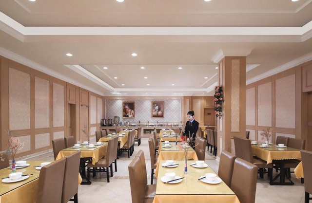 Vienna Hotel (Shanghai jinshanwei Railway Station City Beach Shop)