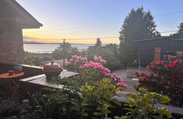 View 1-bedroom apartment in marvelous Seattle with private HotTub, A/C, sleeps 5