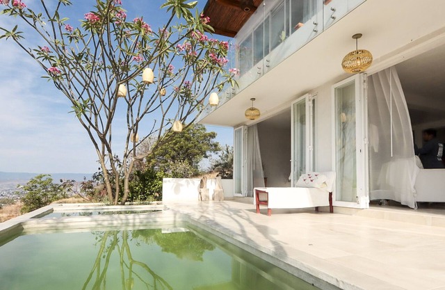 View and Pool.