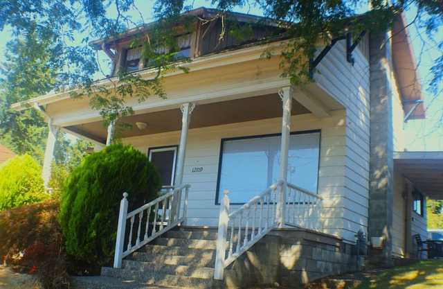 View Cottage - One block to Lake Stevens and downtown, BBQ on covered patio!