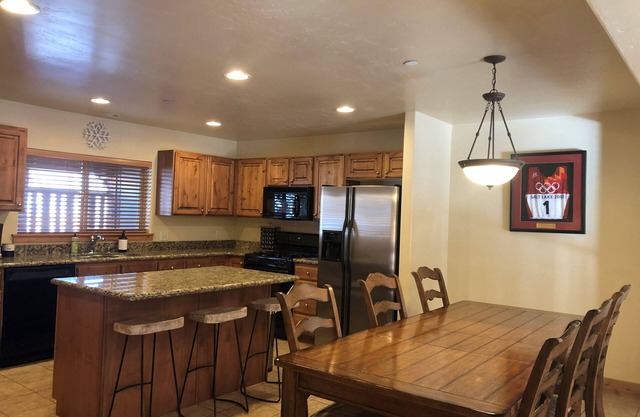 Blick auf das Skigebiet! 4bd, 3. 5bth, privater Whirlpool, Garage für 2 Autos.