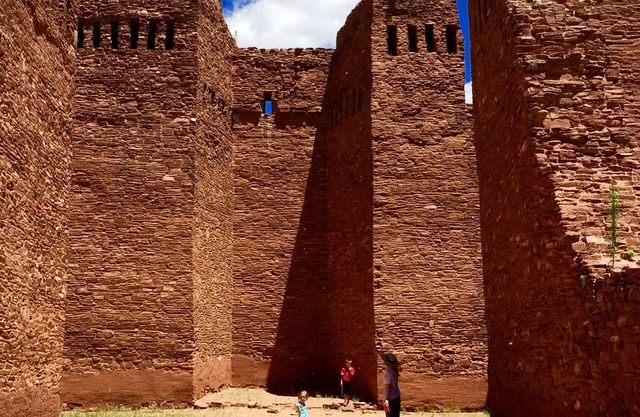 Sehen Sie sich die Manzano Berge an und besuchen Sie das Salinas Pueblo Missions National Monument