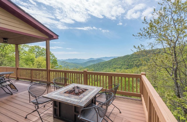 Viewmont | Deck, Fire Pit & Breathtaking Mountain Views!