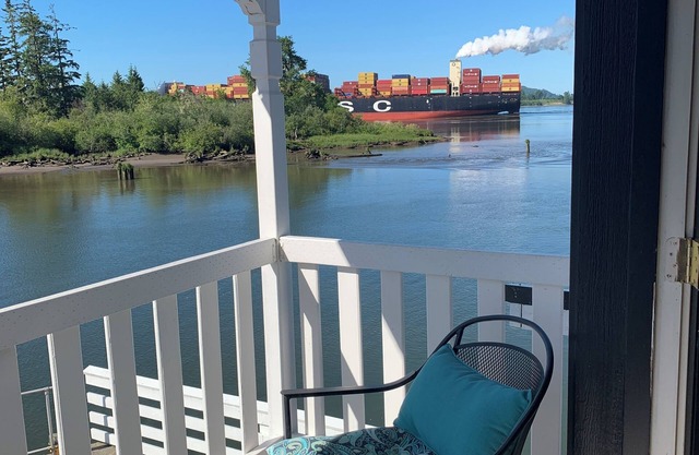Viewpoint Landing: Elegant riverfront condos with spectacular views.