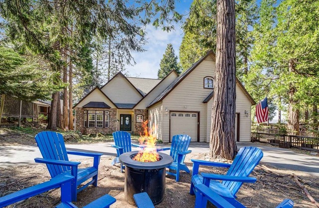 VIEWS - 2414 sq ft - Arcade Games - Home Bar - Trail