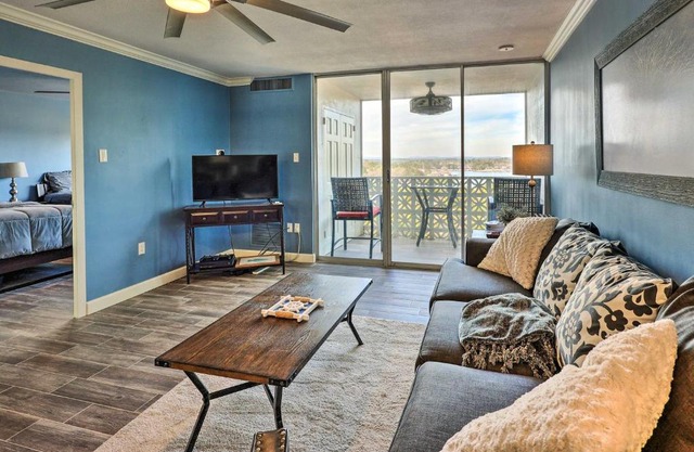 Views and Pool Access Quaint Condo in Hot Springs!