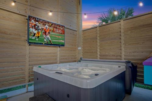 Views! Beachside, Hot Tub, Arcade, Family Beach Retreat with Fun for Every Age!