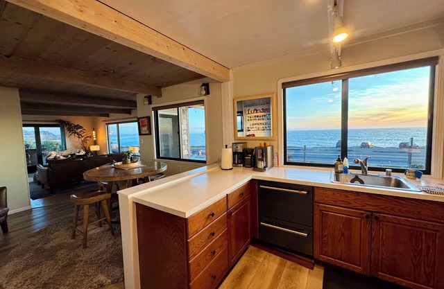 Epic ocean views and sound of surf. Luxurious Beds. Fireplace. Hot Tub. Dogs OK.