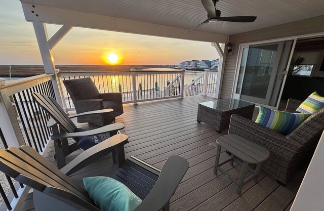 Views Galore! Pet Friendly, Waterfront, Sunsets, under 10 minutes to LBI beaches