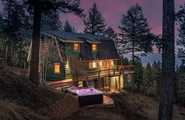 Views, Hot Tub, Skee-ball, Pool Table, Disc-golf, Trail Access on Property!