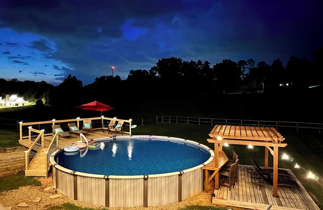 ⛰️Views! Huge hot tub! Firepit area! 20 mins to DWood, fenced yard! Pets welcome!