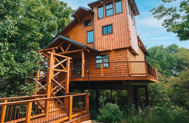 VIEWS! Luxury Treehouse with Hot Tub - Sleeps 6