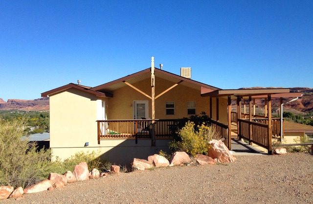 Blick auf die Berge von La Sal, die Red Rock Cliffs und ein privates Rundum-Deck!