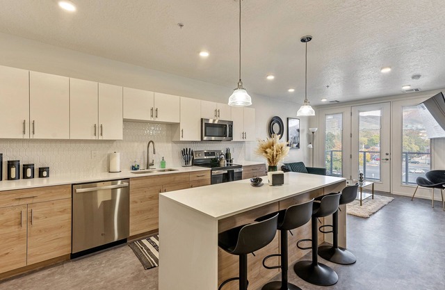 Views/TOP Floor/1Bed/1Bath/GYM/Garage Parking