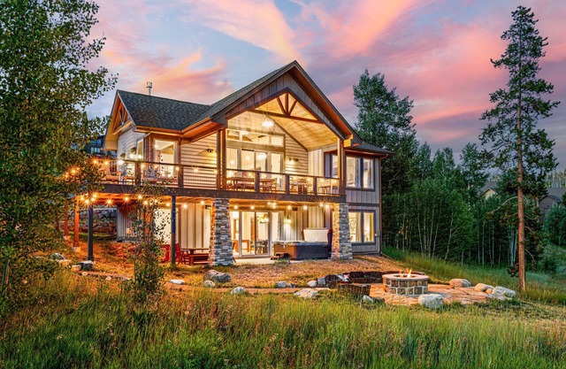 Views, Trails, Hot Tub & Fire Pit, 10 min to Skiing at WP Resort