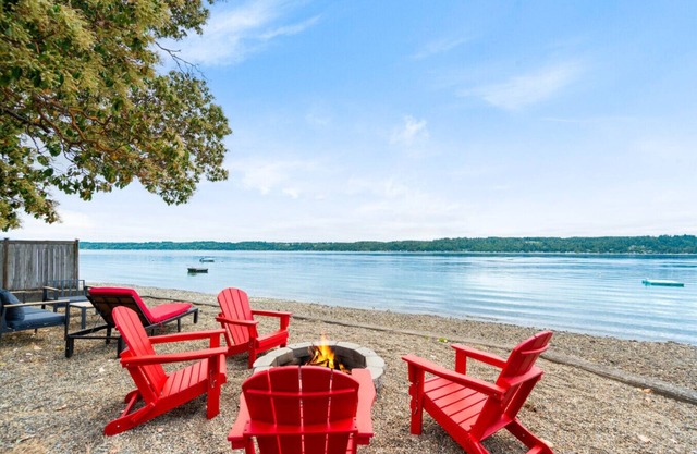 Views & Vibes - Beach, Kayak, Hot Tub, & Firepit!