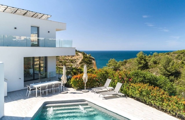 Atemberaubende Villa mit außergewöhnlichem Meerblick und modernem Design
