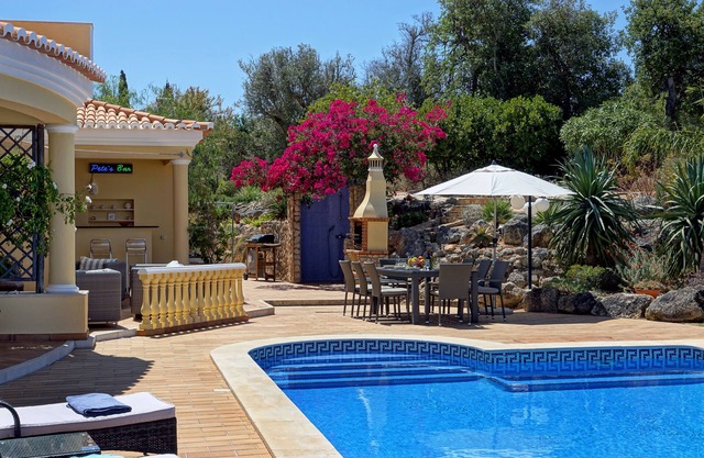 Vila Colina, luxury villa with 5 bedrooms and private heatable pool.
