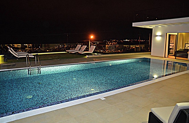 VILA PARAÍSO - VACATION VILLA FOR 8, HEATED POOL, 1 CAR AVAILABLE
