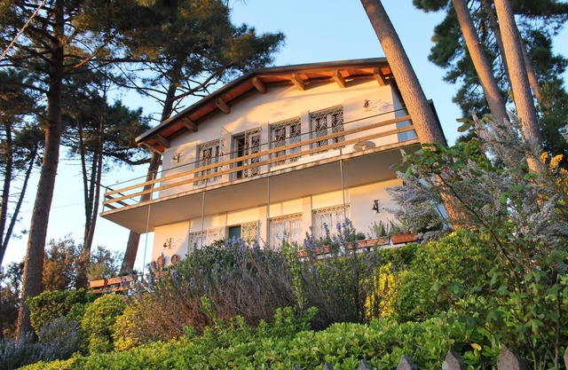 Villa im Grünen mit herrlicher Blick auf das Meer und auf das See. FREI WIFI