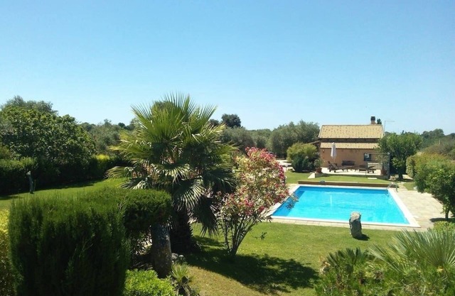 Villa 100 sq m, veranda, pool m 12 x 6, about 1.5 km from the sea and town.