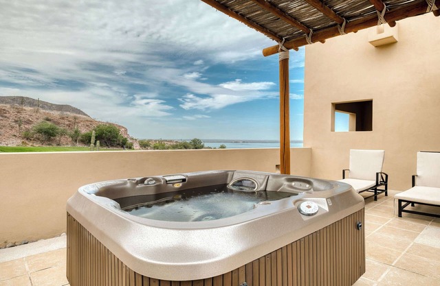 Villa 3BR Ocean View & Jacuzzi at Colinas