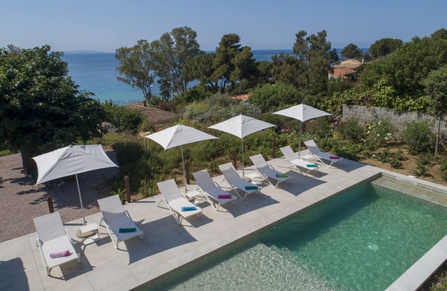 Villa 4 bedrooms, heated swimming pool, beach on foot, sea view