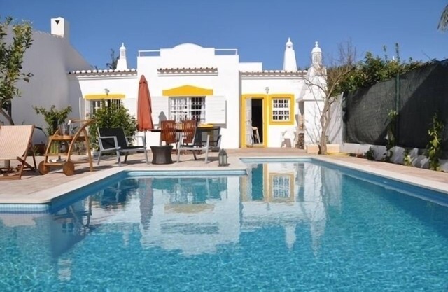 Villa 500 Meter vom Meer mit Eigenem Salzwasser-pool in Meia Praia