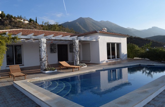 Villa (6 + 2) Privatsphäre, gute Zufahrt, in der Nähe des S. Tejada N. P., 20 Minuten vom Meer