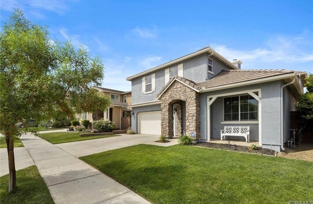 villa 6 beds,4.5 bath.3200sqft