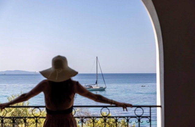 Villa 8 bedrooms, front of sea, heated pool