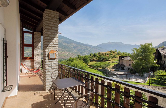 Villa 'A 30 Minuti Da Courmayeur' mit Bergblick, privater Terrasse und Wi-Fi