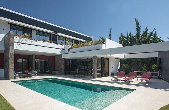 Villa Amazonia - stunning designer villa in residencial area near the beach