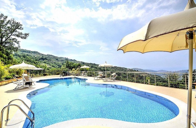 Villa Albatros A: Eine bezaubernde zweistöckige Villa im Grünen.