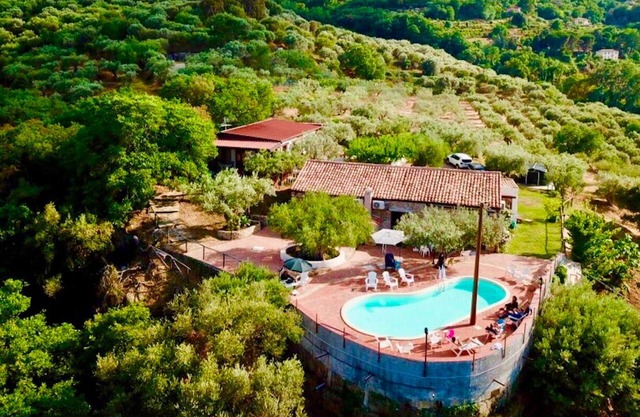 Die Villa Ale liegt nur 5 Minuten vom Meer mit Pool auf den Hügeln des Capo d'Orlando entfernt