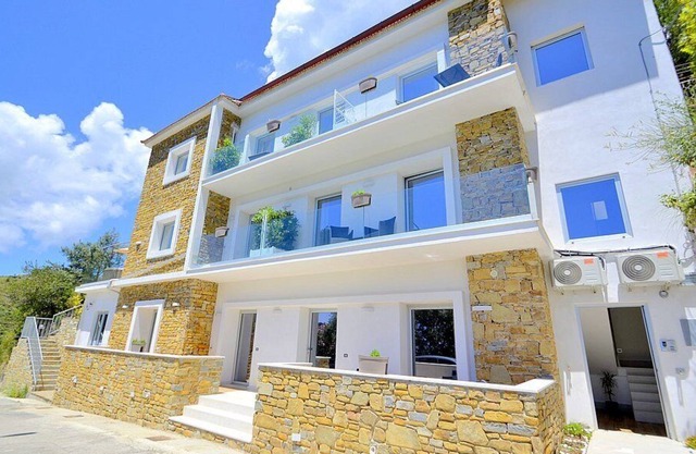 Villa Alfea E, fully refundable with voucher*: A welcoming apartment situated in a secluded location surrounded by meadows and by green hills, with Free WI-FI.