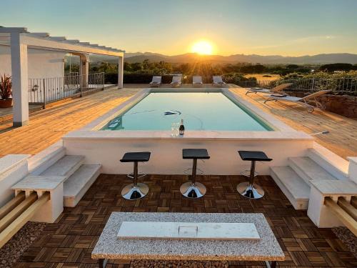 Villa Allegria, romantic luxury 300m from the beach, heated pool, firepit and sauna