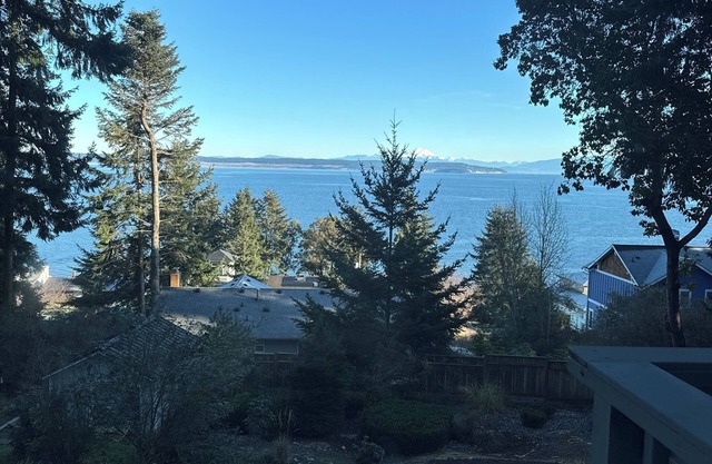 Villa Alta Mare - Charming 3-bedroom house in quaint Coupeville with View!