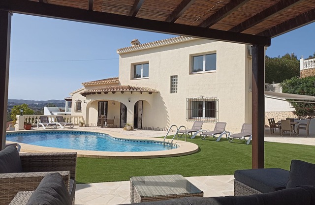 Villa Amanda, 1.5 km from the beach, sleeps 10, swimming pool, A.A., internet