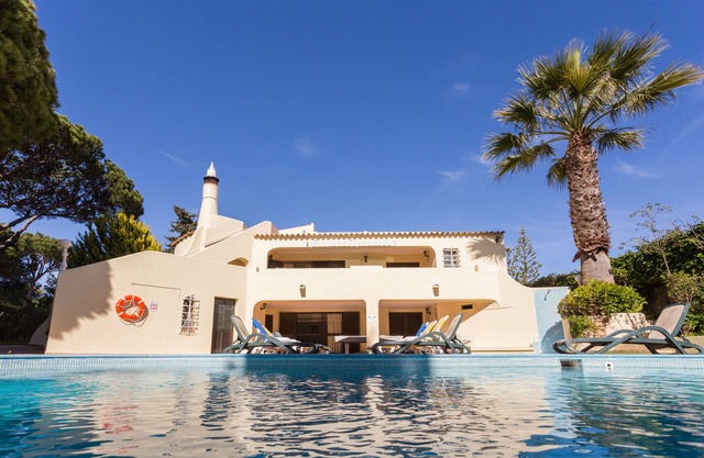 Villa Amarela, Vilamoura private heated pool- walk to Marina/Beach No car reqd