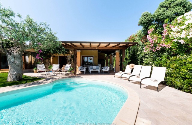 Villa Ambra mit privatem Pool in Chia, nur einen Steinwurf vom schönsten Strand entfernt